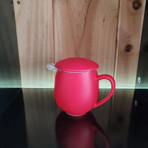 Taza de té rosa con filtro