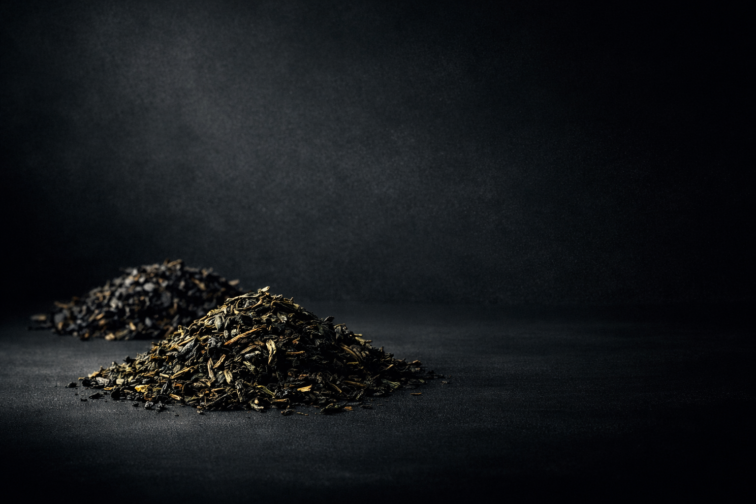Café de especialidad y té en hoja en estética premium con fondo oscuro