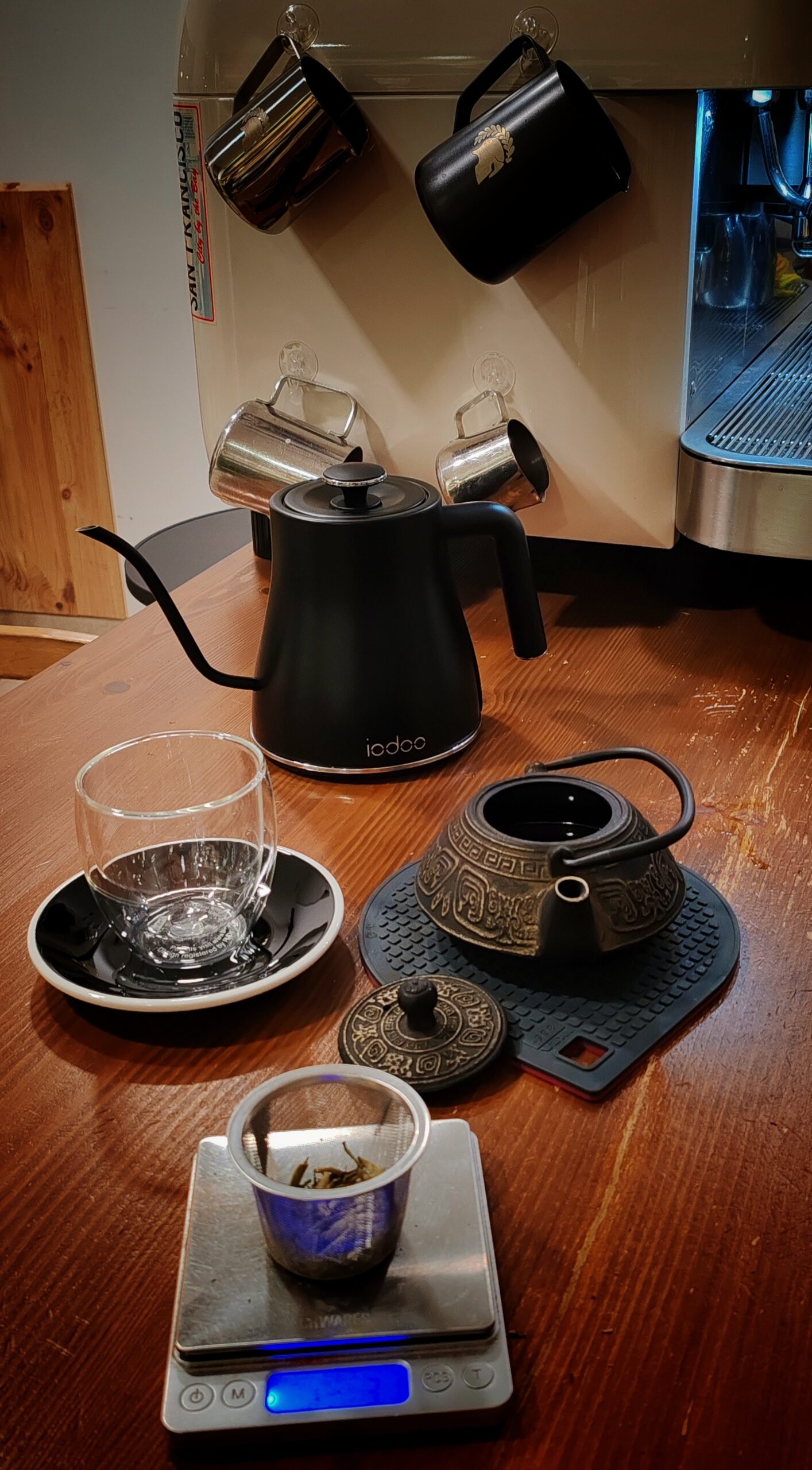 Preparación de té en hoja con tetera y agua a temperatura controlada