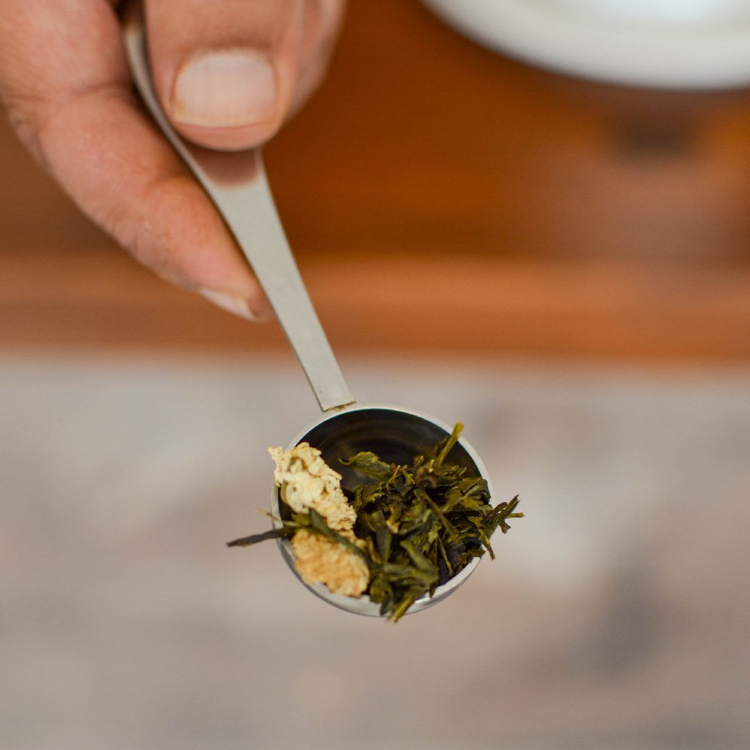 Comparación visual de 2 gramos, 3 gramos y 5 gramos de té en hoja