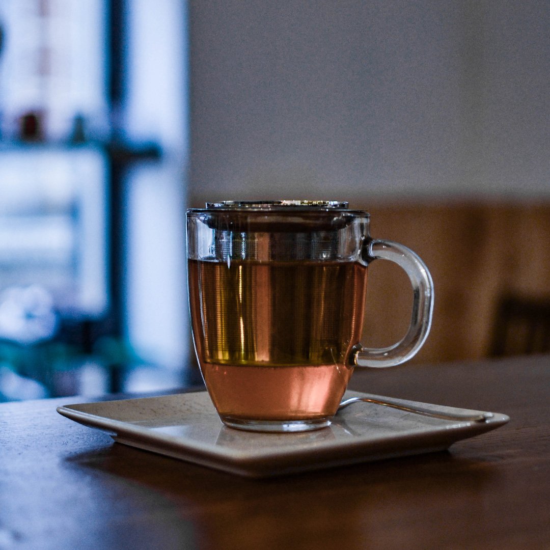 Selección de tés en hoja de distintas familias sobre fondo limpio editorial