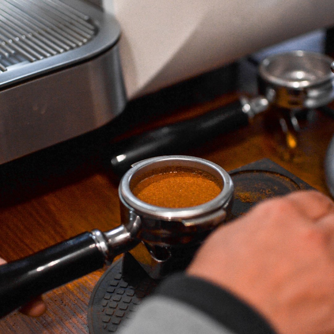 Preparación de café de especialidad con kettle, filtro y café en grano