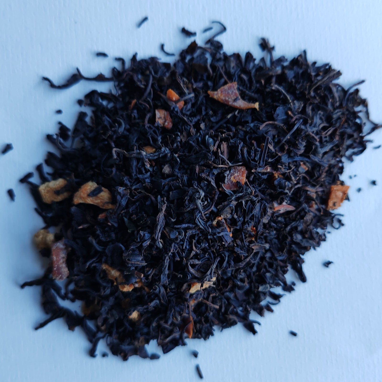 Blend California ecológico con cítricos y pétalos sobre base negra