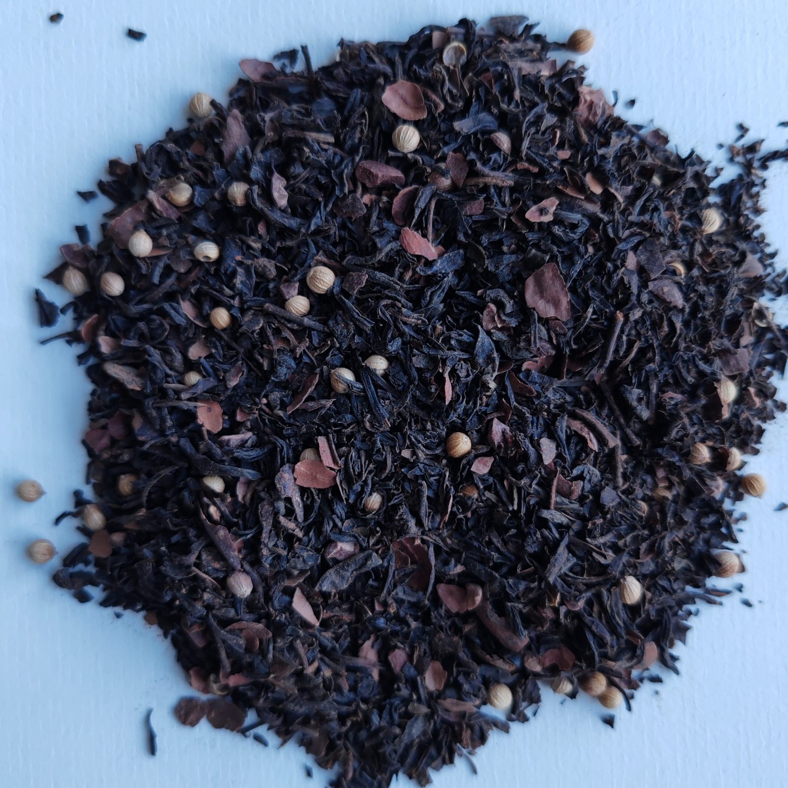 Mezcla de té negro con cacao y virutas de chocolate oscuro