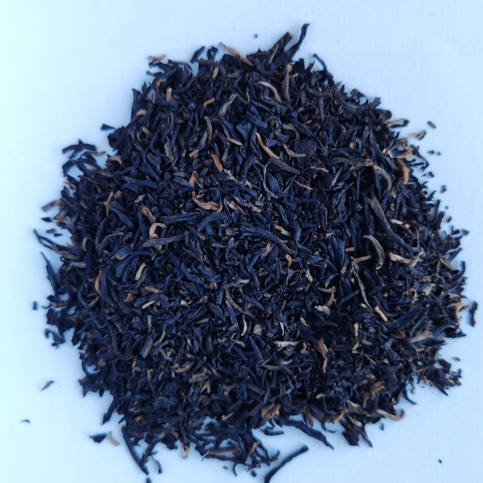 Té negro chino Yunnan ecológico con brotes dorados