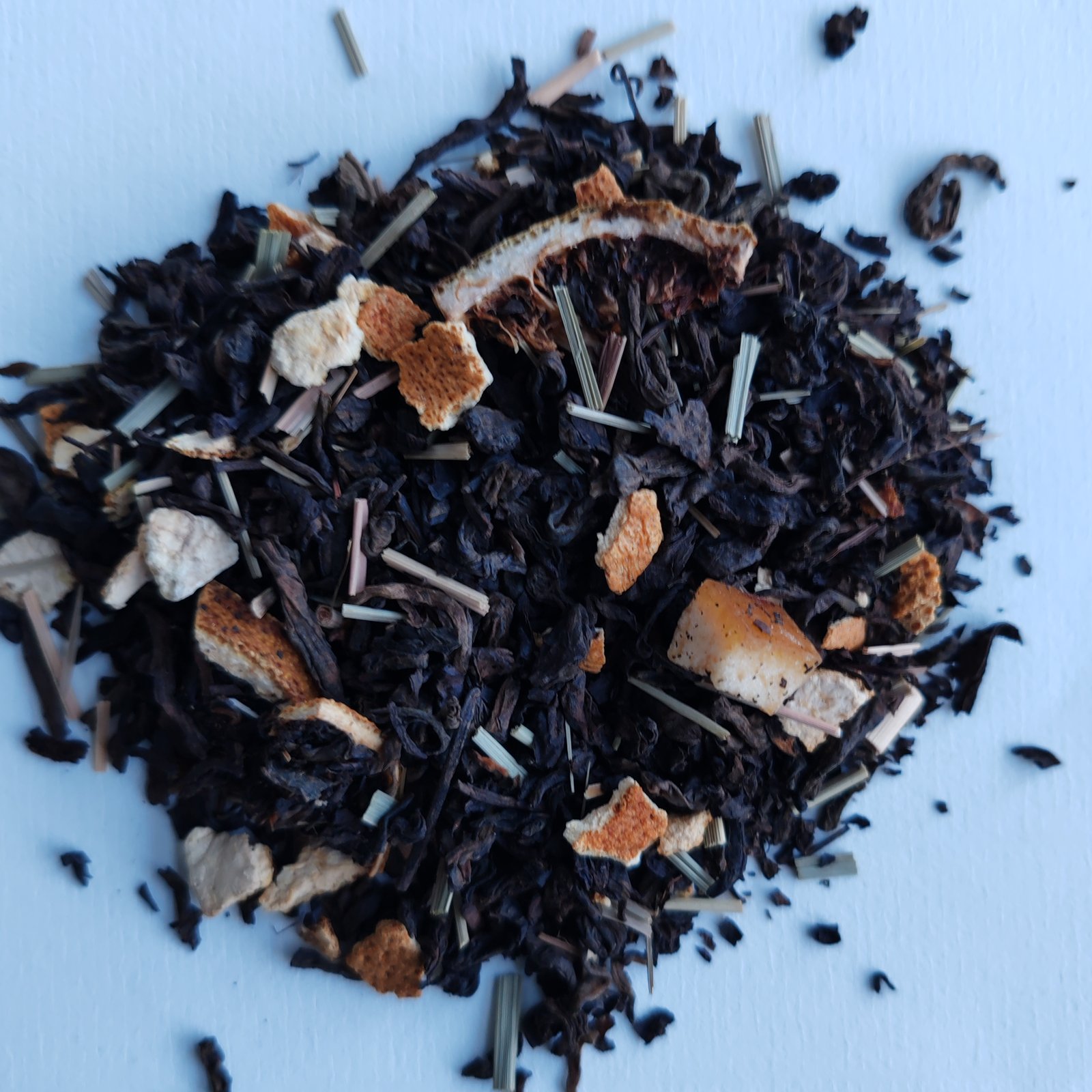 Pu-erh aromatizado con piel de pomelo y naranja sobre hojas oscuras