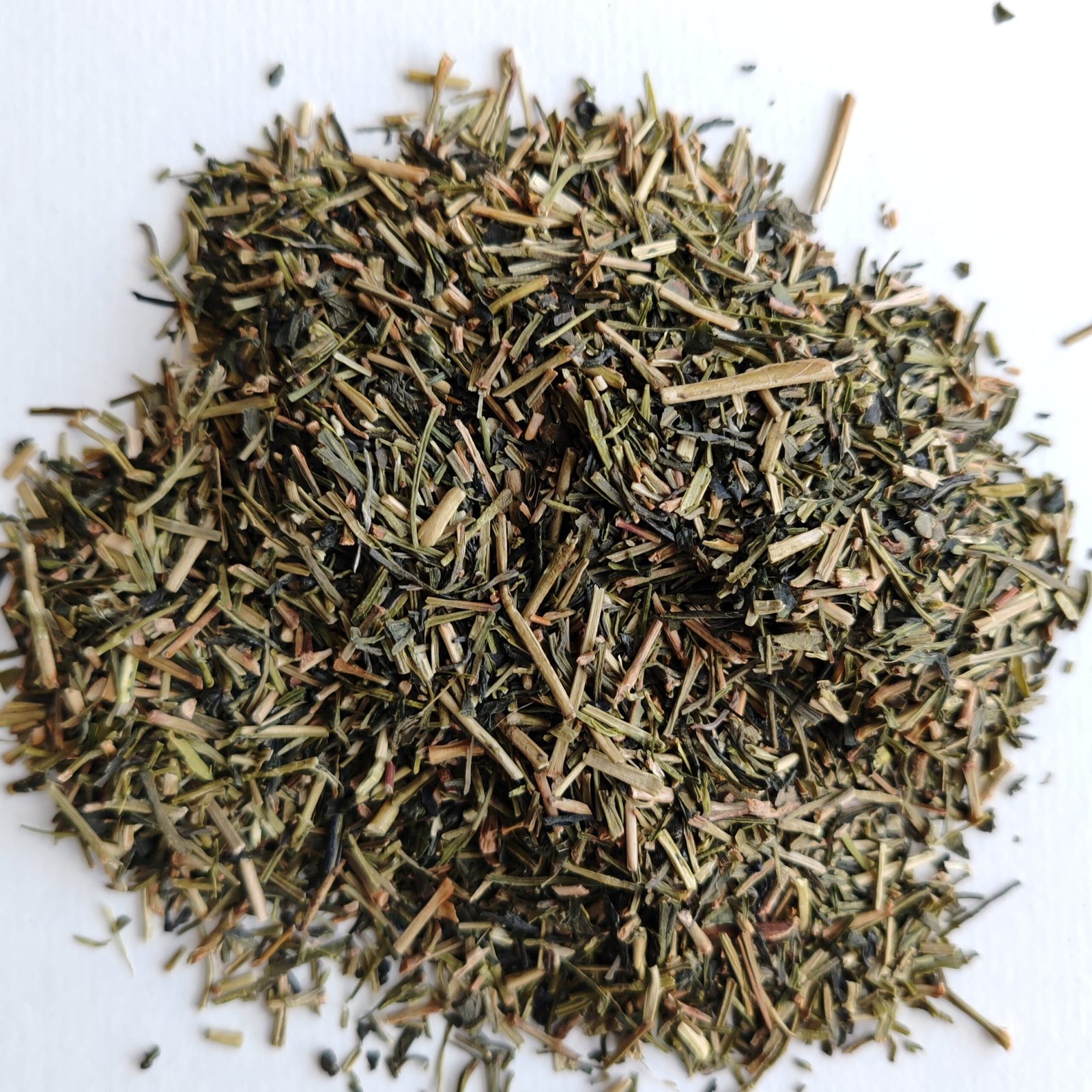 Comparación visual entre una hoja de té bien conservada y otra apagada o rota