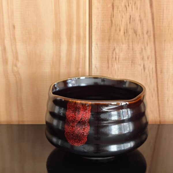 Cuenco matcha Akai con esmalte reactivo rojo y marrón, chawan hantsutsu-gata de 430 ml
