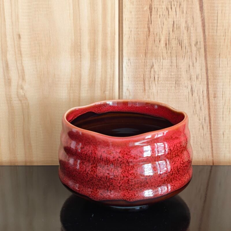 Cuenco matcha Yogan rojo craquelado con degradado a negro, chawan hantsutsu-gata de 430 ml