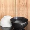 2026/10/77257.jpg Cuenco matcha Rokku Shiro blanco o negro con textura de piedra tallada, chawan wan-nari de 210 ml