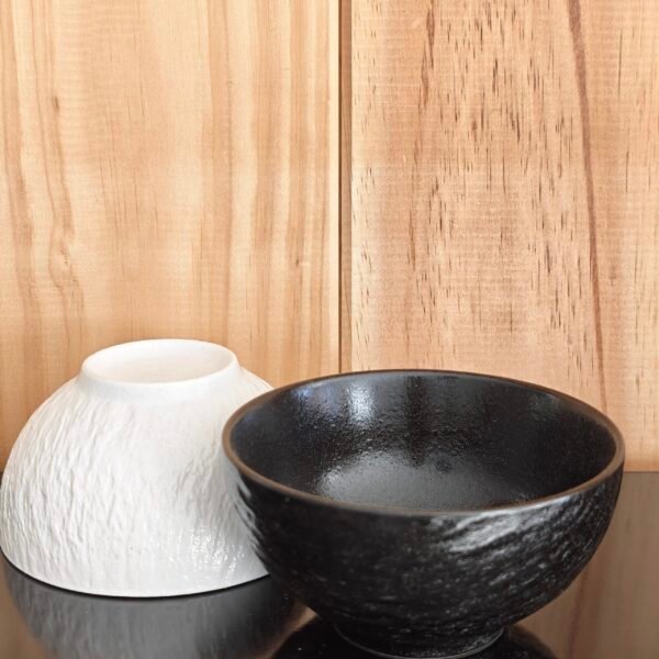 2026/10/77257.jpg Cuenco matcha Rokku Shiro blanco o negro con textura de piedra tallada, chawan wan-nari de 210 ml