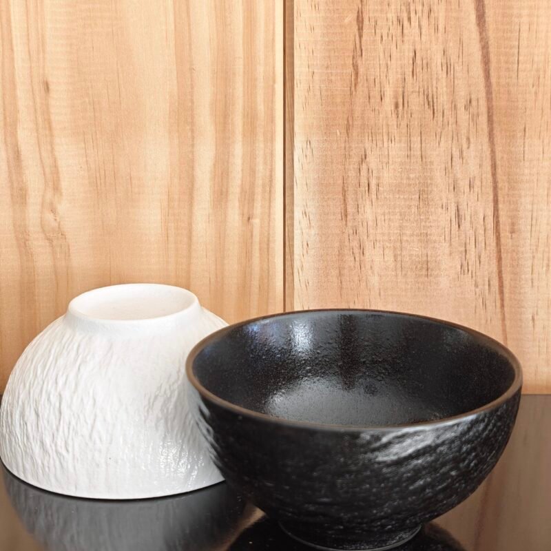 Cuenco matcha Rokku Shiro blanco o negro con textura de piedra tallada, chawan wan-nari de 210 ml