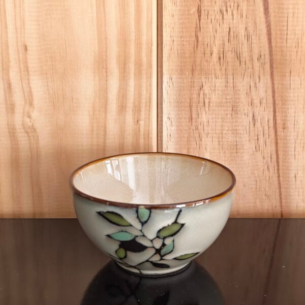 Cuenco matcha Bambú de cerámica beige con hojas verdes, chawan estilo wan-nari de 210 ml