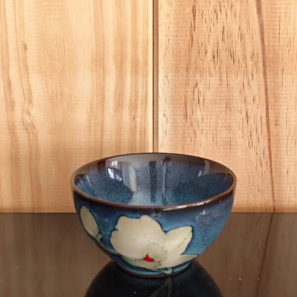 Cuenco matcha Magnolia azul intenso con flores de magnolia y acentos rojos, chawan wan-nari de 210 ml