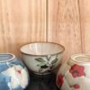 Cuenco matcha Ciruela beige con flores de ciruelo rojas, chawan estilo wan-nari de 210 ml