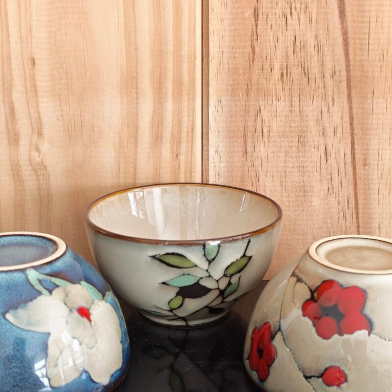 Cuenco matcha Ciruela beige con flores de ciruelo rojas, chawan estilo wan-nari de 210 ml