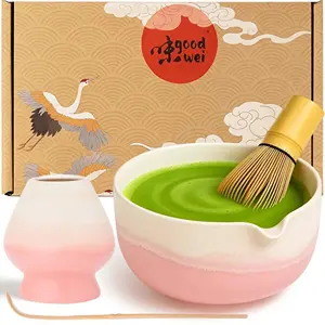 Set matcha latte Fuji Pink con cuenco con pico en rosa y crema, batidor de bambú, soporte y cuchara
