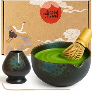 Set matcha latte Rokusho con cuenco con pico azul turquesa, batidor de bambú y soporte a juego